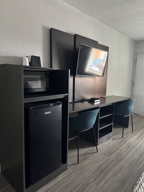 Microwave, coffee/tea maker - Motel 6 Brookhaven, MS (Brookhaven)