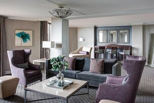 Club Room, 1 King Bed | Living area | 37-inch LCD TV with cable channels, TV