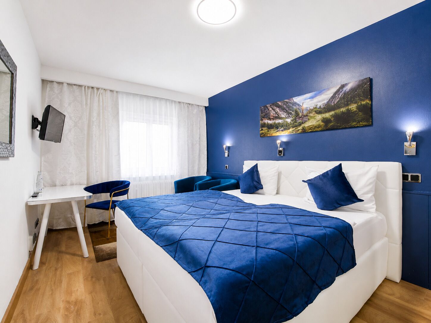 Habitación Confort con 1 cama matrimonial o 2 individuales | Ropa de cama hipoalergénica, escritorio, insonorización y wifi gratis 