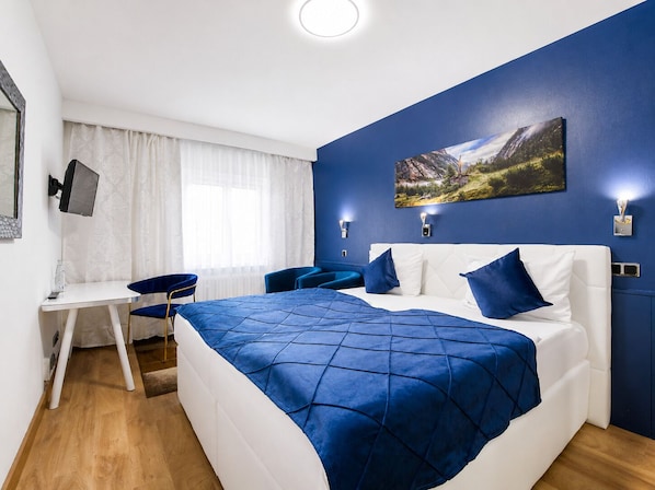 Habitación Confort con 1 cama matrimonial o 2 individuales | Ropa de cama hipoalergénica, escritorio, insonorización y wifi gratis
