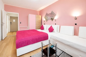 Habitación triple Confort | Decoración personalizada, muebles diferentes y escritorio 