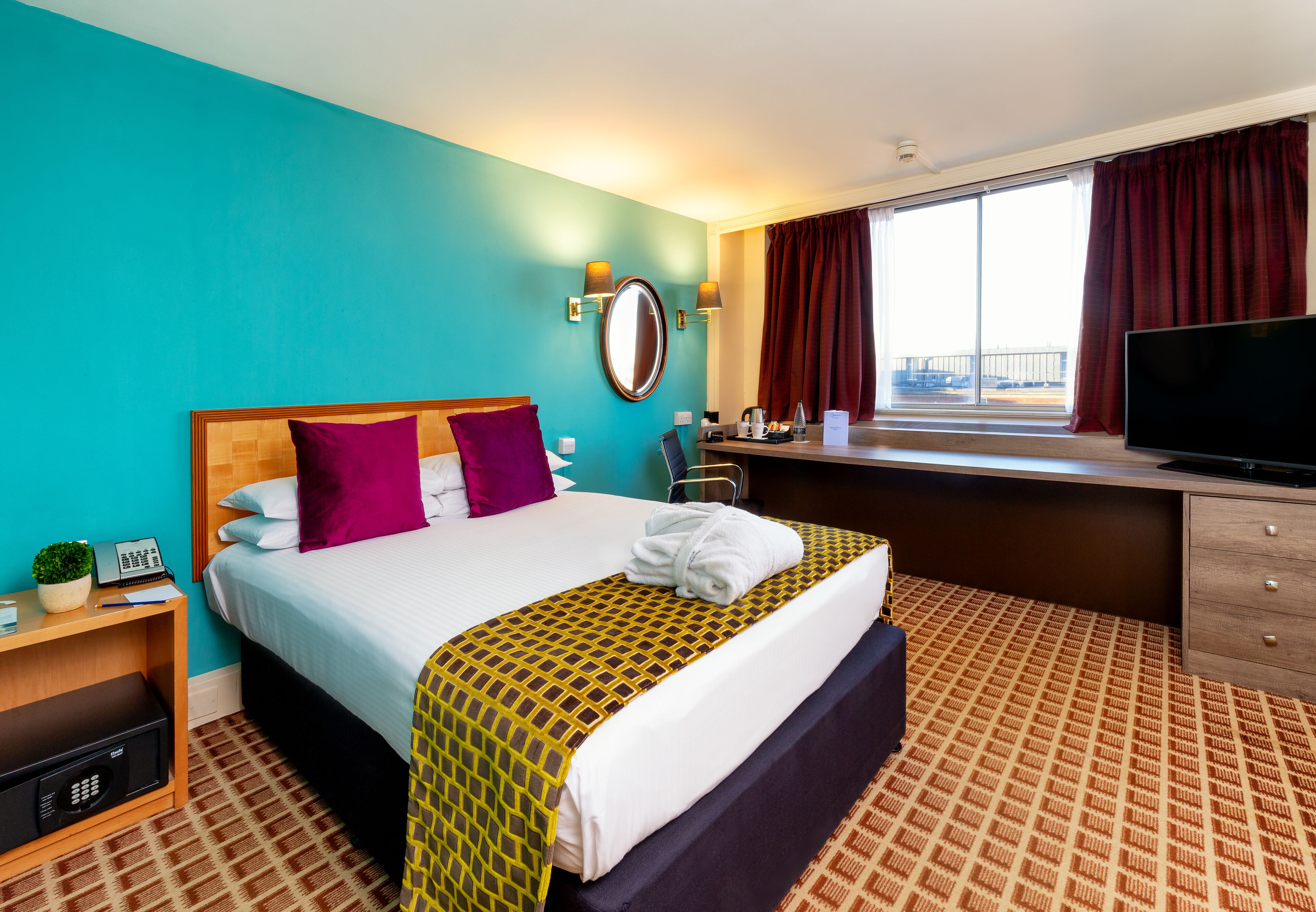 Superior Room, 1 Double Bed | 1 bedroom, hypo-allergenic bedding, in-room safe, desk