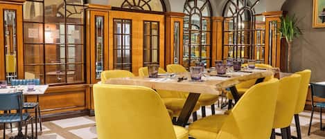 2 restaurants servant le petit déjeuner, spécialités Cuisine anglaise