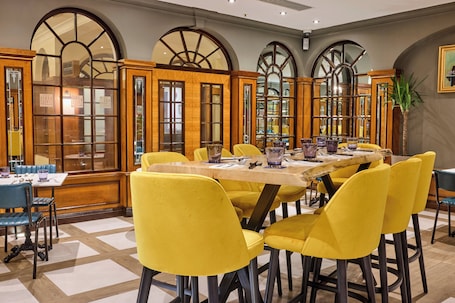 2 restaurants, breakfast, lunch, dinner served; British cuisine