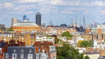 Un paysage urbain mêlant bâtiments historiques et modernes, avec notamment un imposant dôme et le London Eye.