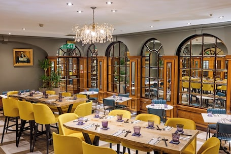 2 restaurantes, café da manhã, culinária britânica. Copthorne Tara Hotel London Kensington