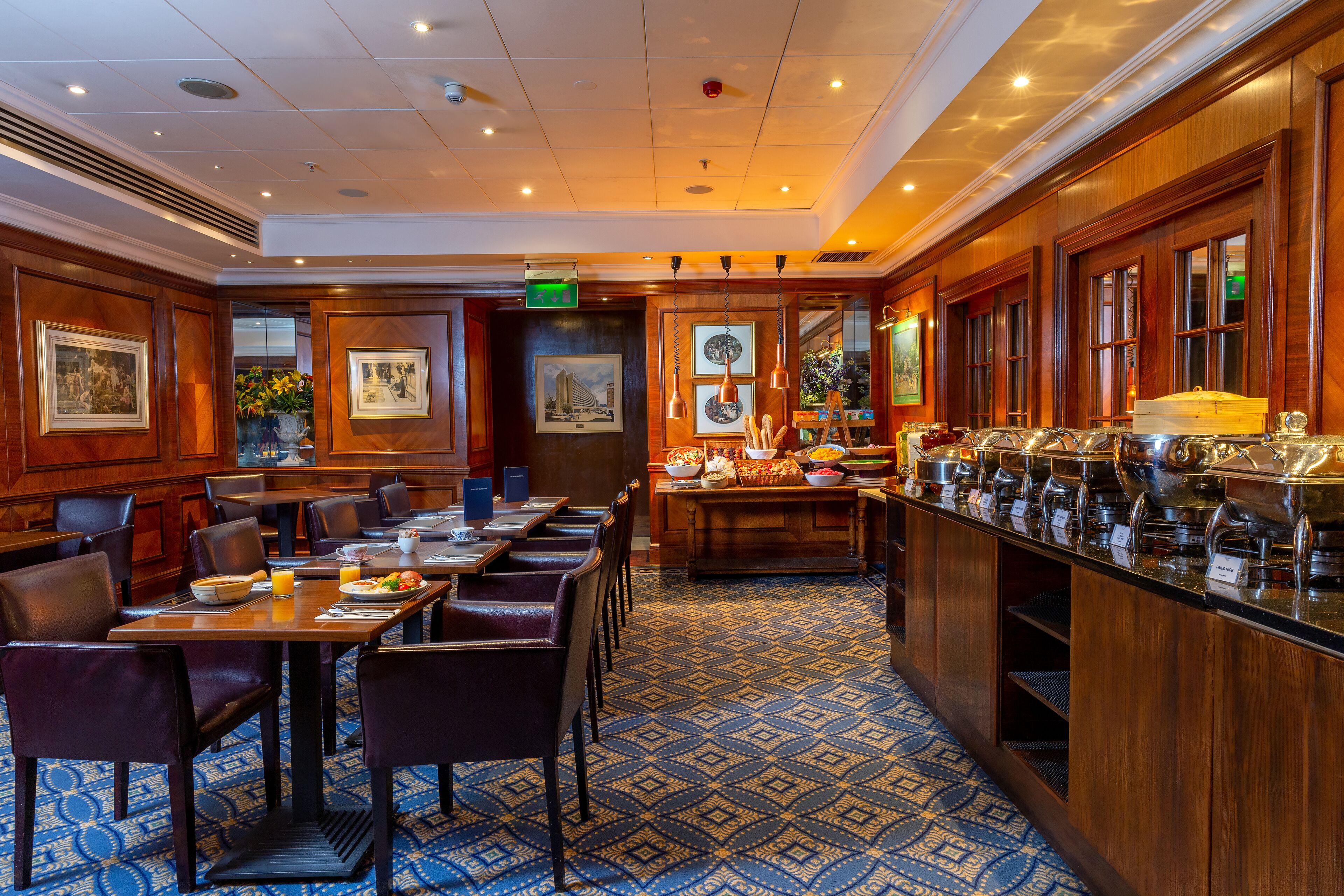 อาหารเช้าชุดใหญ่สไตล์อังกฤษทุกวัน (GBP 19.80 ต่อคน)