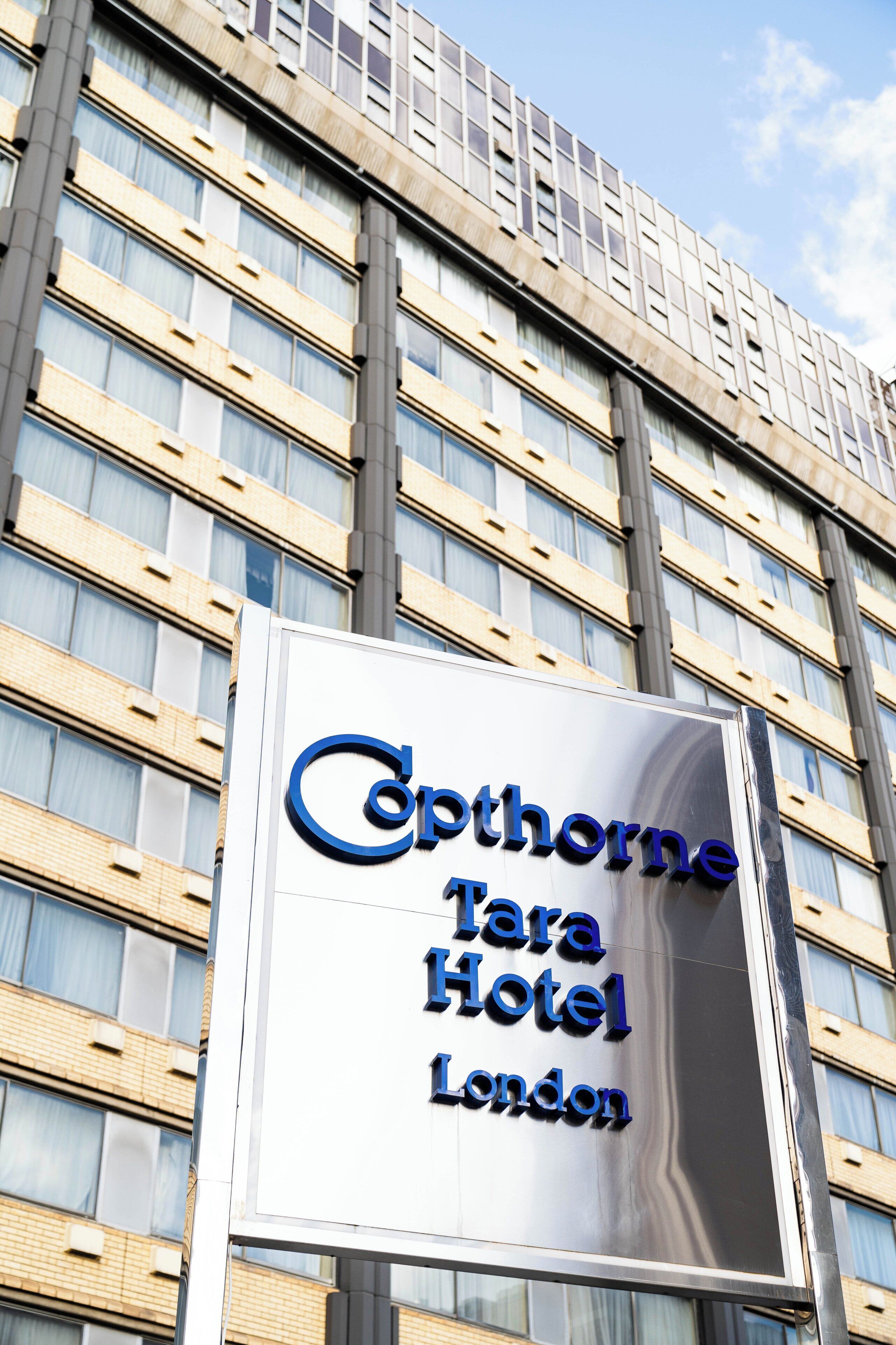 Una señal para el Hotel Capthorne Tara en Londres.