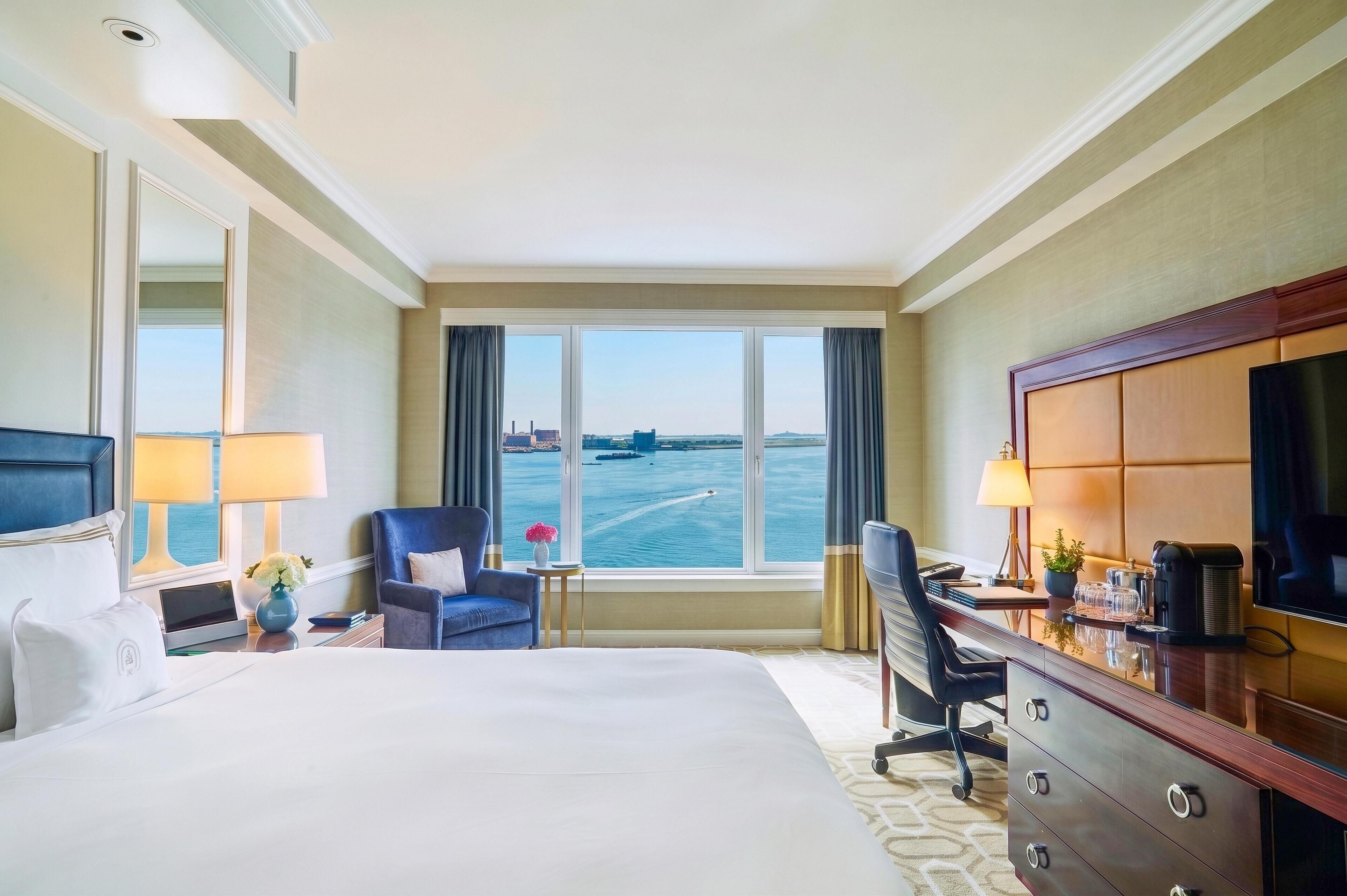 Habitación superior, 1 cama King size, vista al puerto | Sábanas italianas Frette y ropa de cama de alta calidad 