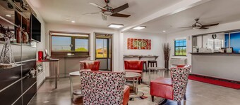 Econo Lodge Inn & Suites Enid South