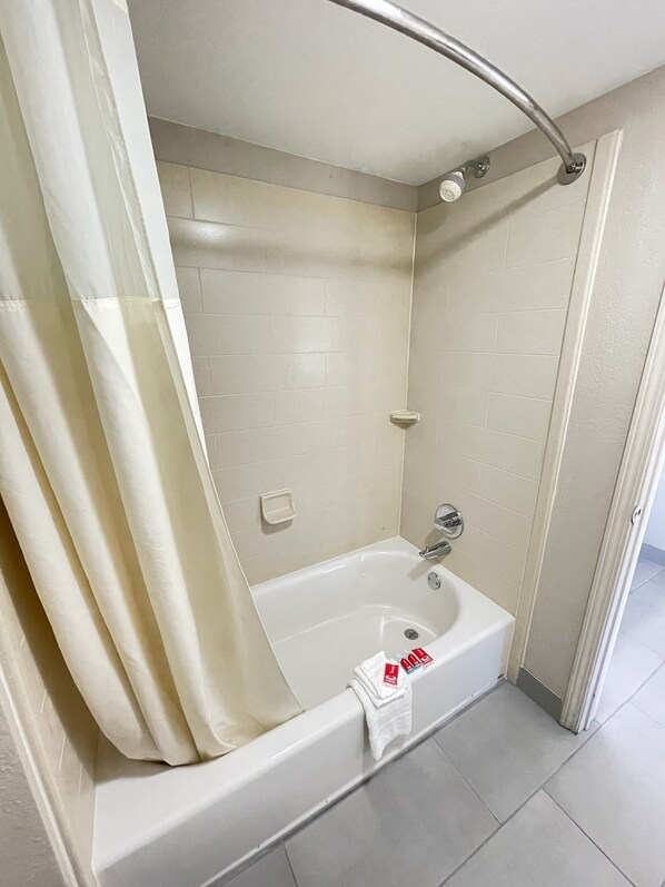 Combined shower/tub, free toiletries, hair dryer, towels