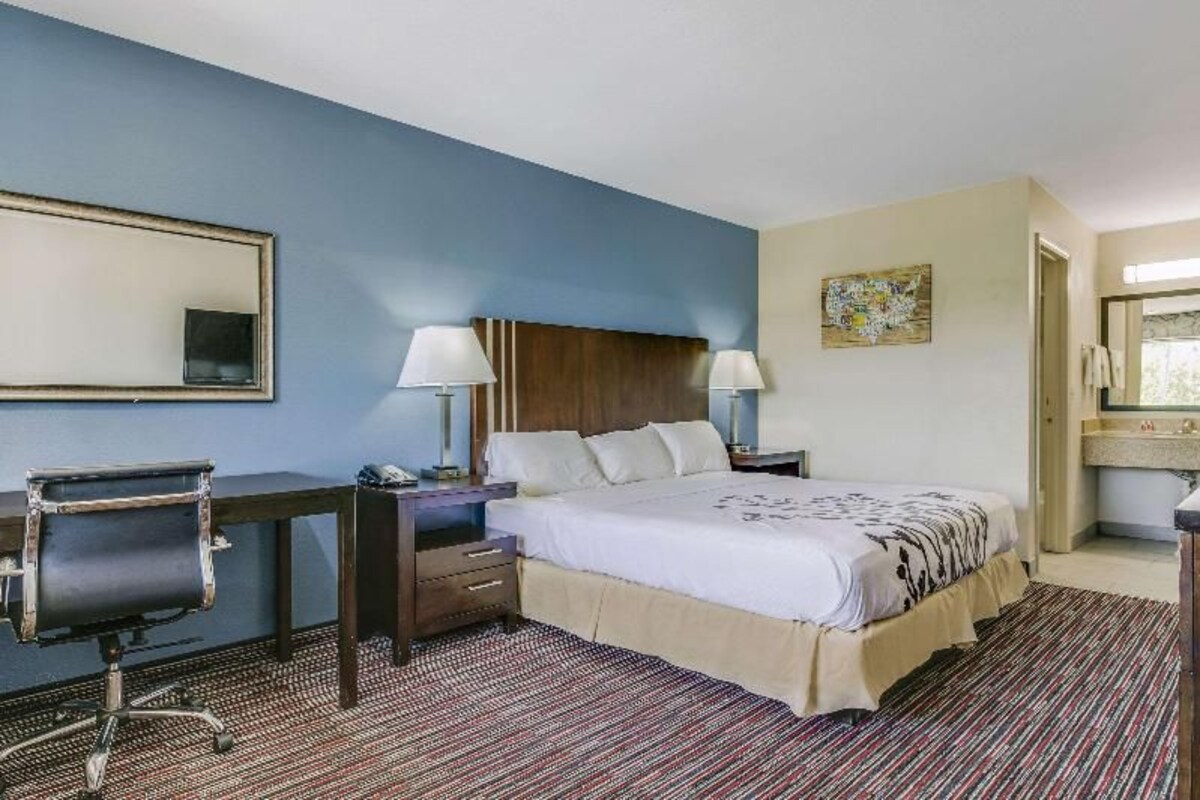 Blackout drapes, WiFi (free), bed sheets