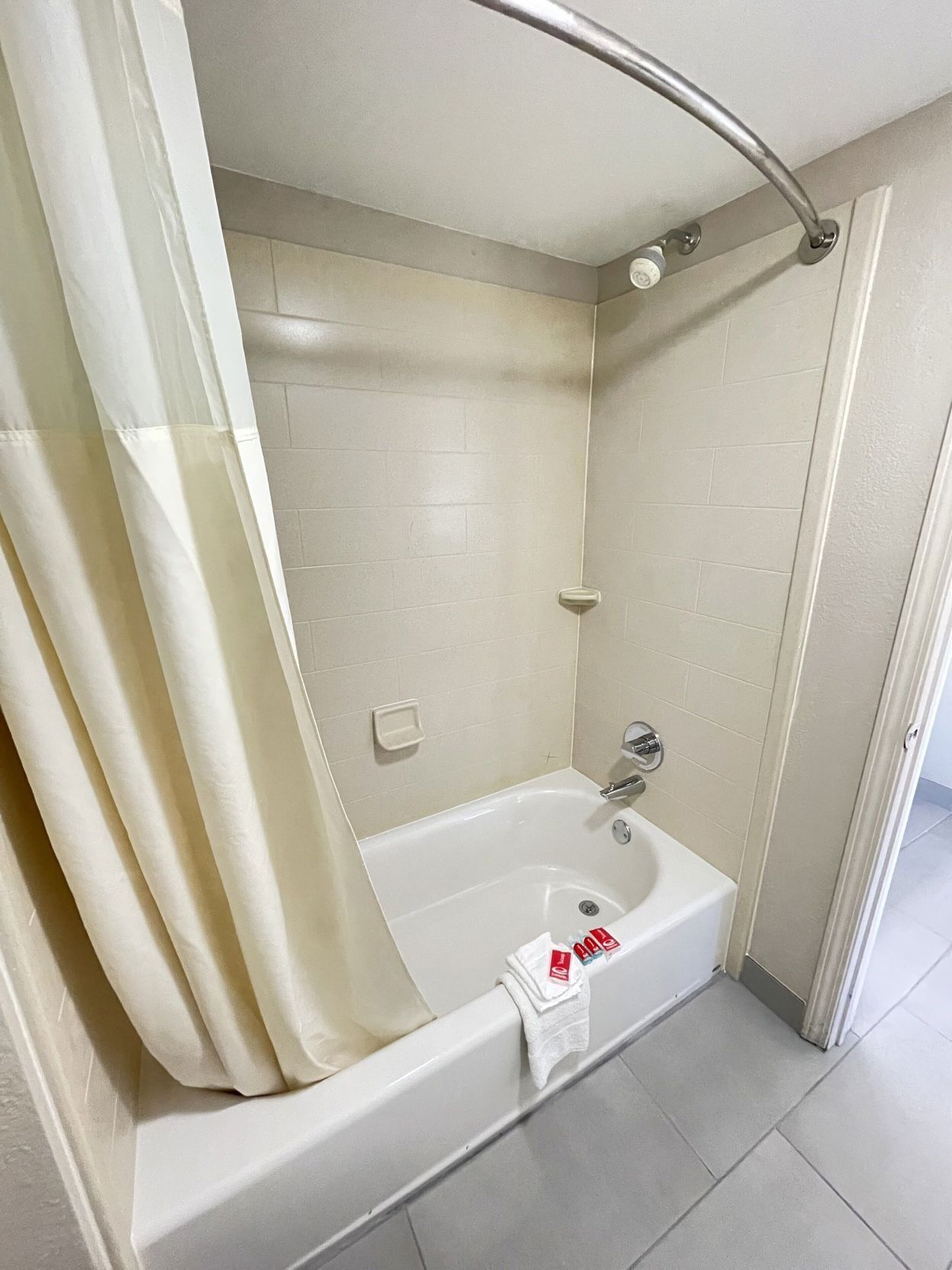 Badkamer | Een bad/douchecombinatie, gratis toiletartikelen, een haardroger