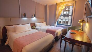 Rom – deluxe, 2 dobbeltsenger | Italienske Frette-laken, sengetøy av topp kvalitet og minibar