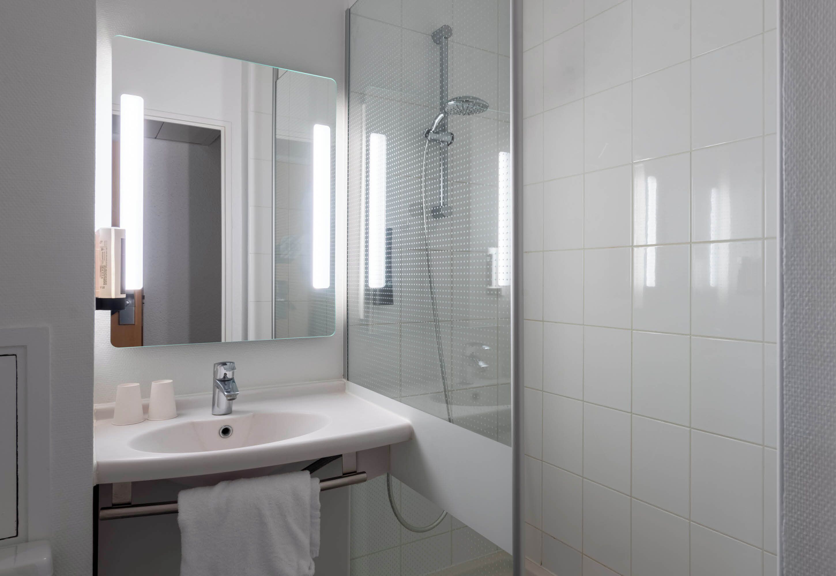 Douche, sèche-cheveux, serviettes fournies