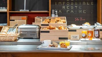 Petit déjeuner buffet servi tous les jours en supplément