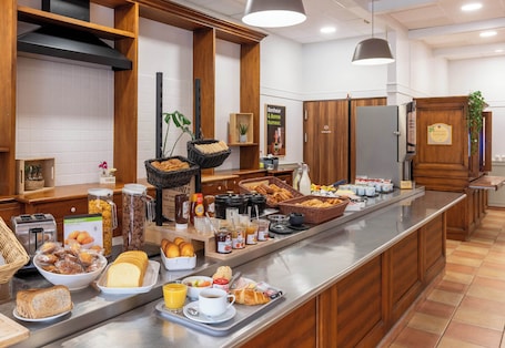 Tägliches Frühstücksbuffet gegen Gebühr. B&B HOTEL Amiens Centre Cathédrale