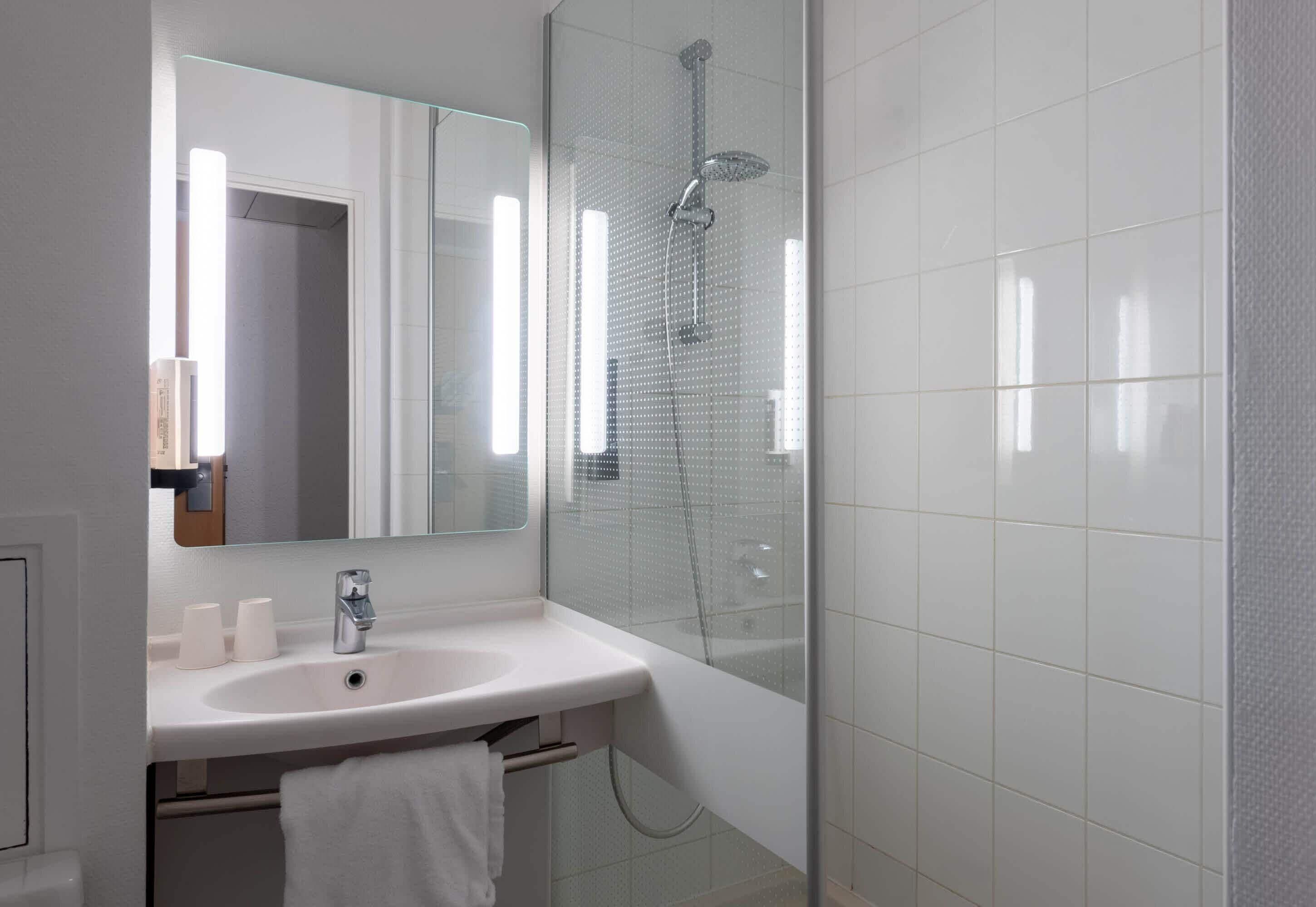 Een douche, een haardroger, handdoeken