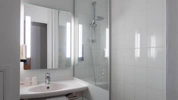 Een douche, een haardroger, handdoeken