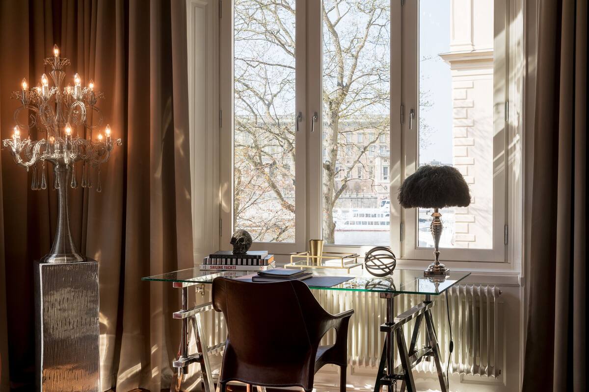 large king room | living room | 40-inch tv with digital channels, netflix, streaming services