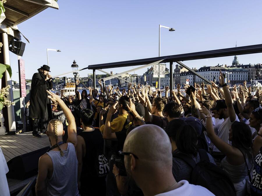 En konsert med en scen och en publik.