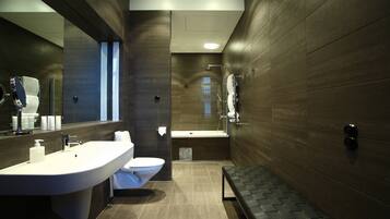 Un bagno moderno con un lavandino capiente, il water e una vasca da bagno.
