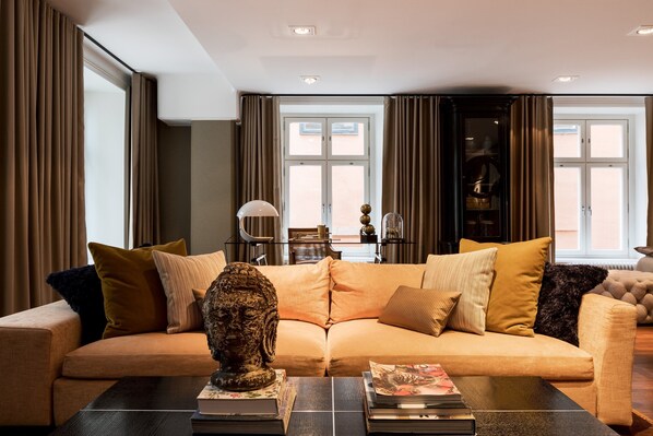 Suite (Large Street) | Luxe beddengoed, donsdekens, een minibar, een kluis op de kamer