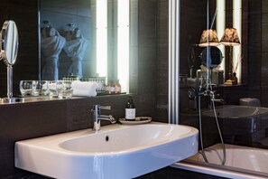 Separate tub and shower, rainfall showerhead, free toiletries - Lydmar Hotel (Stockholm)