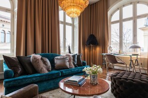 Large King Room | 1 bedroom, premium bedding, down comforters, minibar