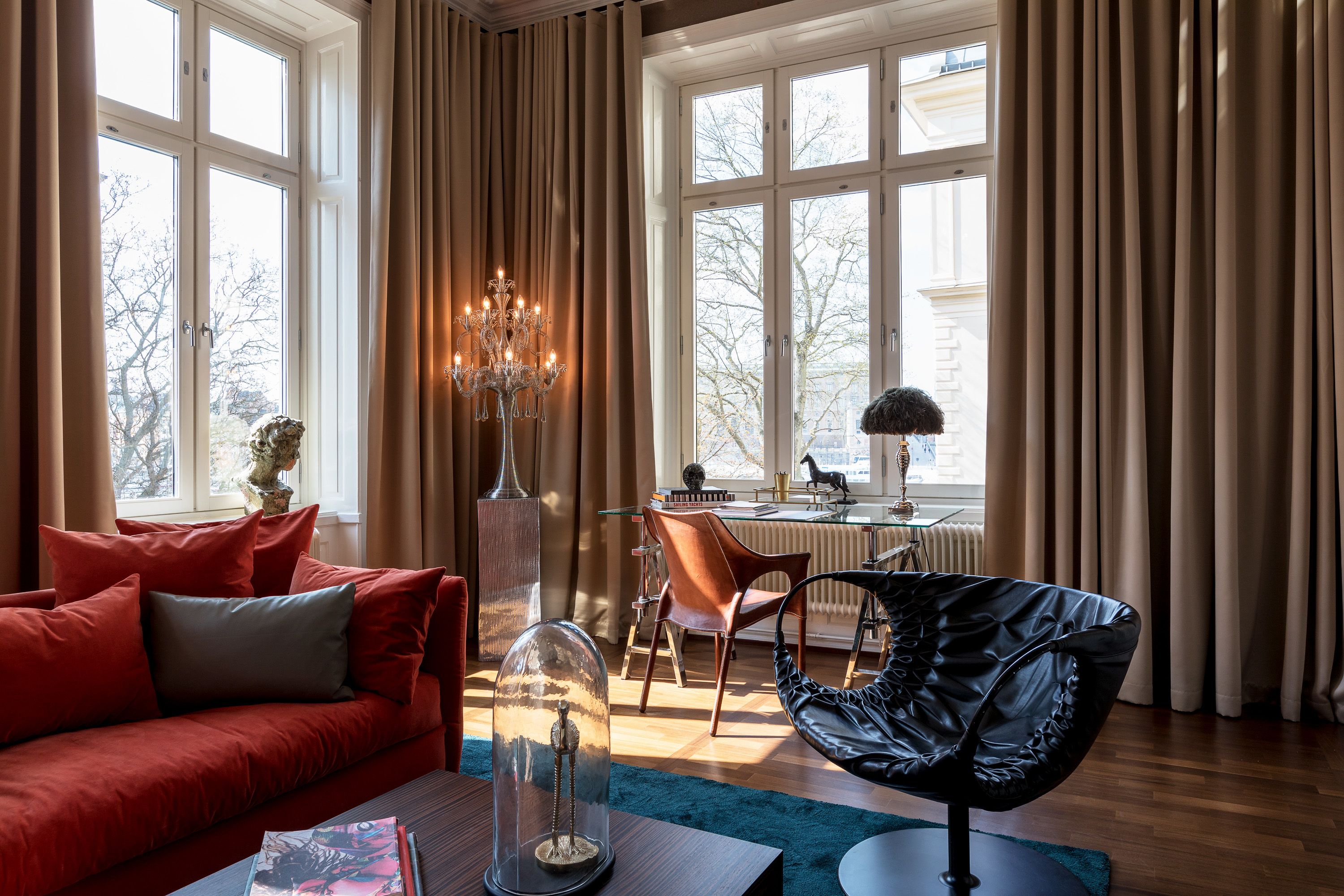 Large King Room | Living area | 40-inch TV with digital channels, Netflix, streaming services