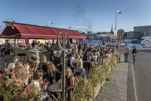 2 bars/lounges