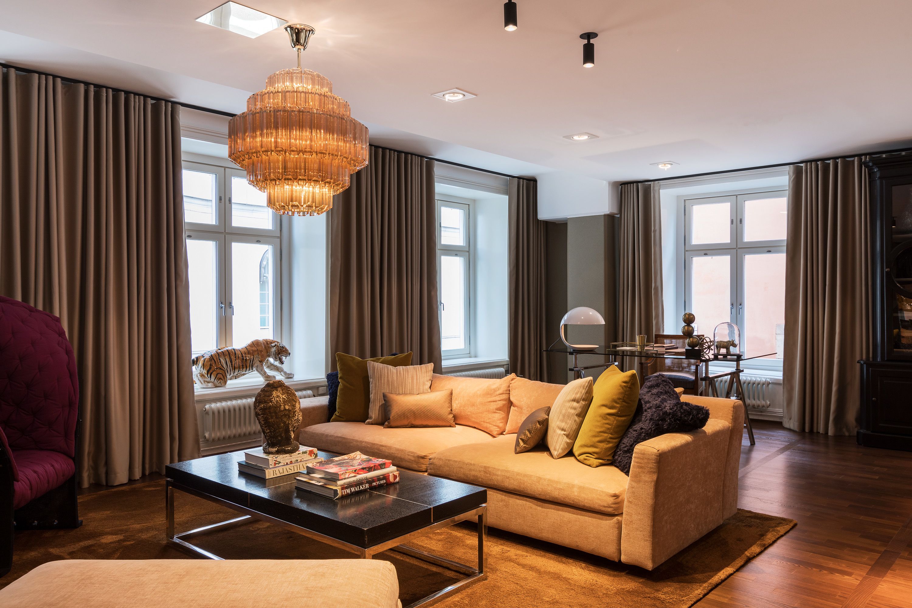 Ropa de cama de alta calidad, edredones de plumas, minibar y caja fuerte