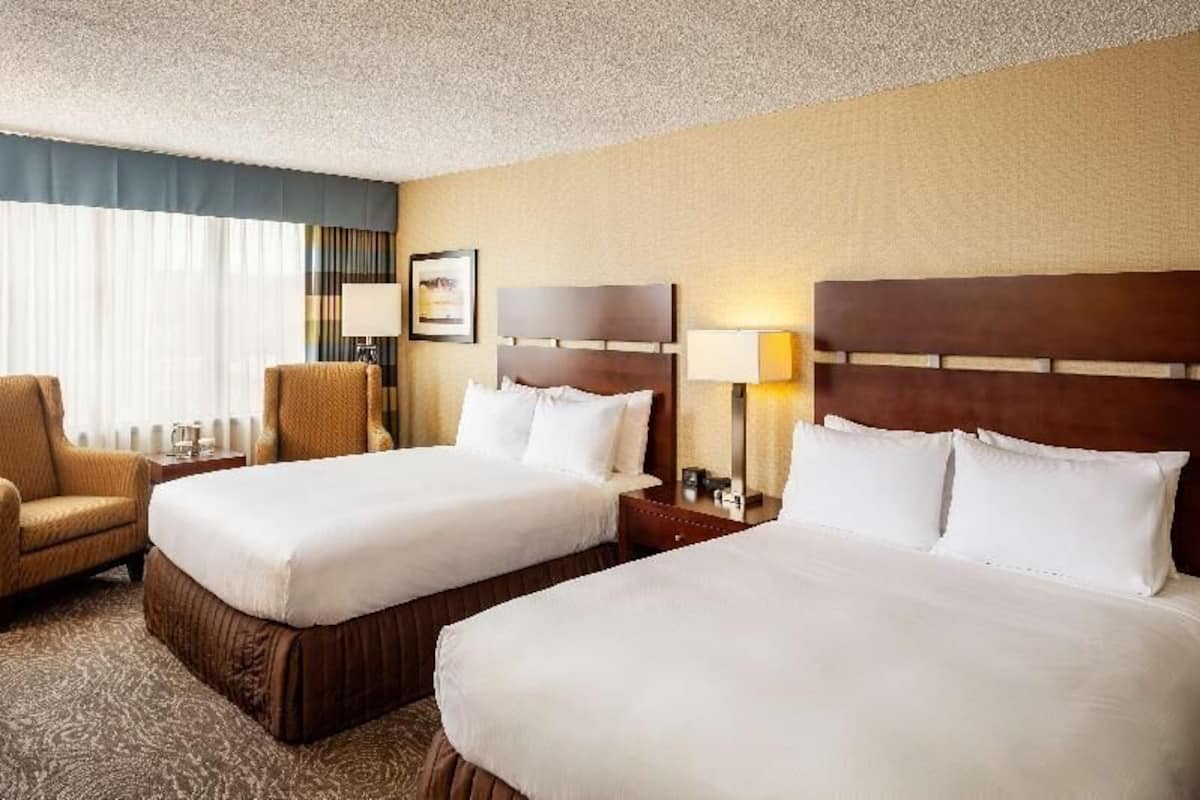 Egyptian cotton sheets, premium bedding, in-room safe, desk