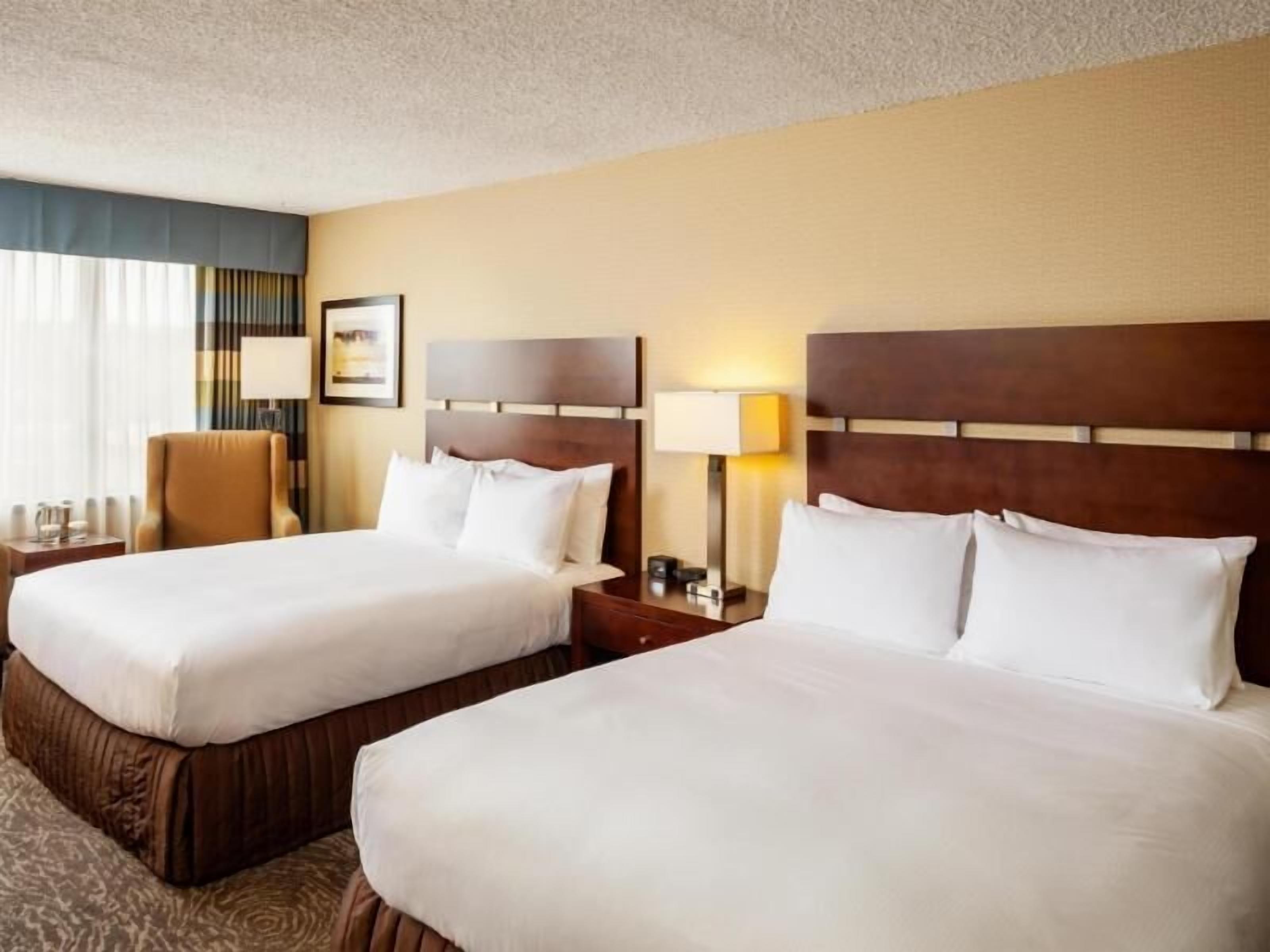 Egyptian cotton sheets, premium bedding, in-room safe, desk