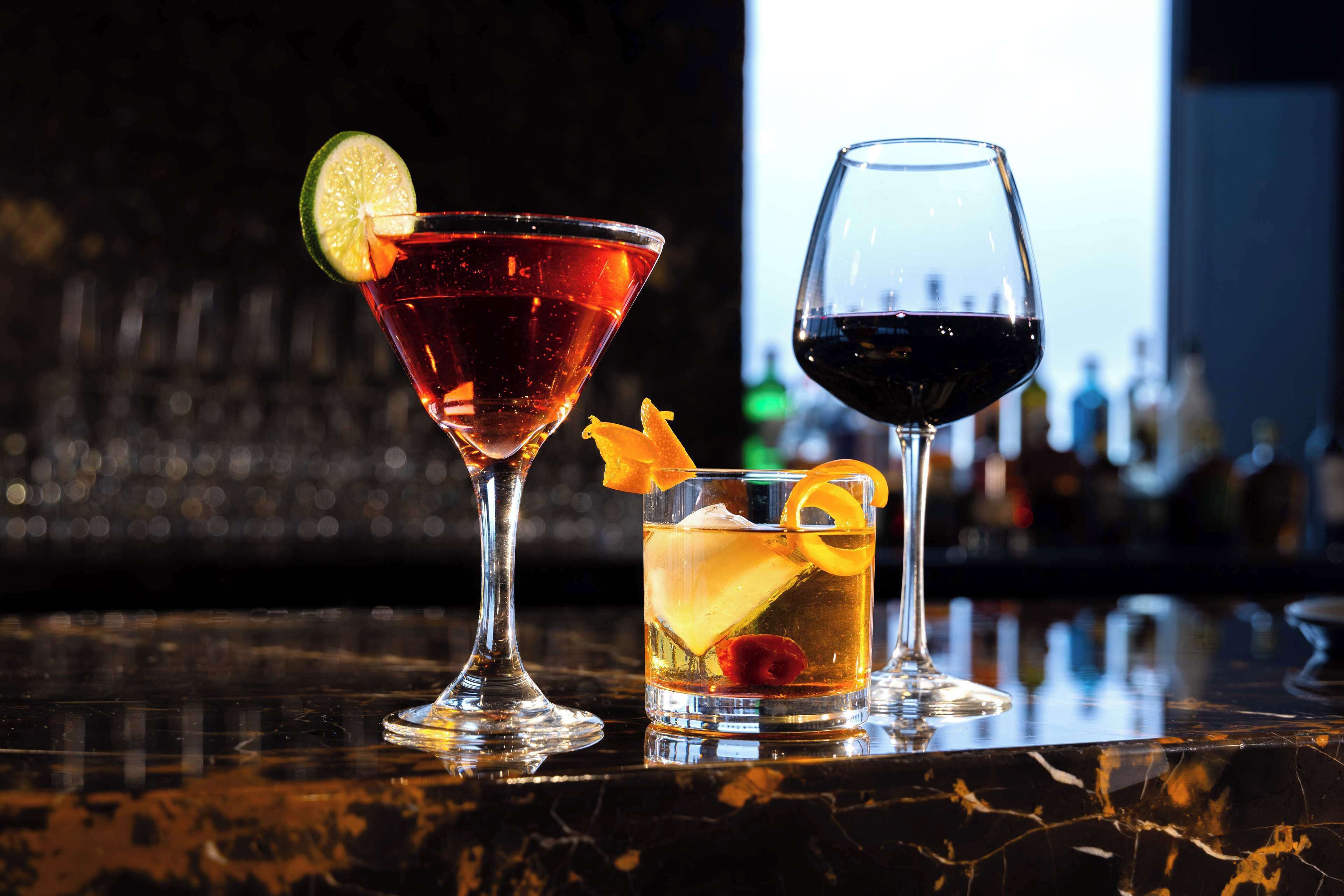 serves dinner and happy hour