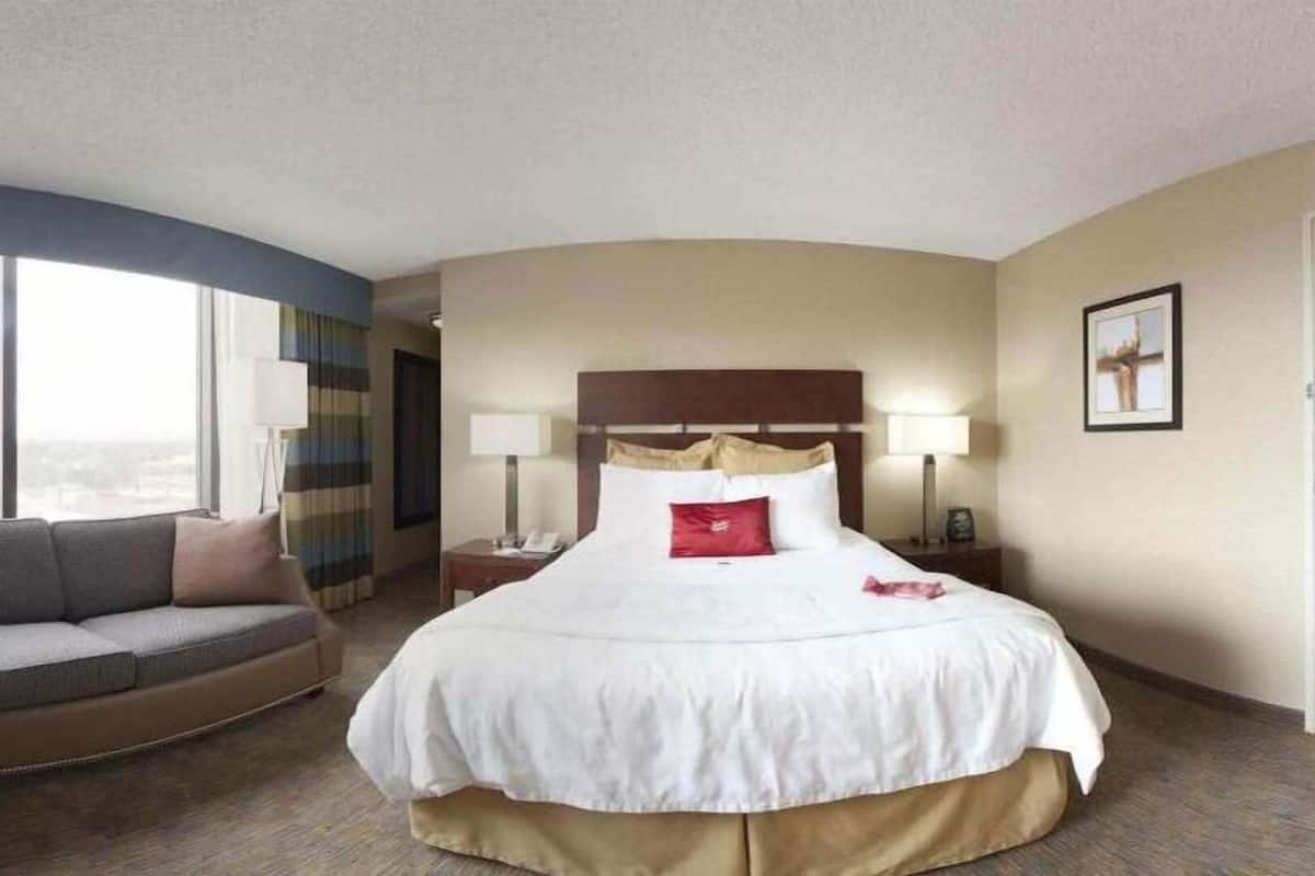 Egyptian cotton sheets, premium bedding, in-room safe, desk