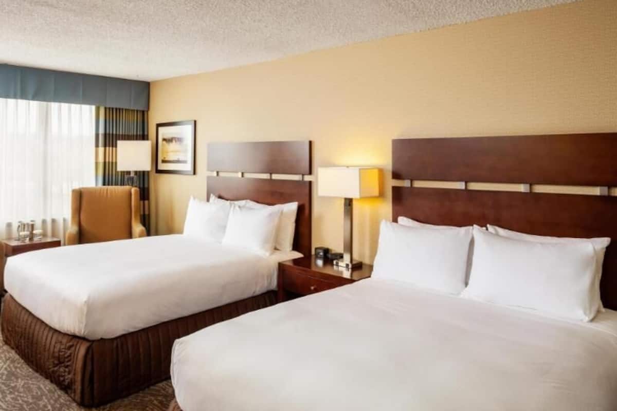 Egyptian cotton sheets, premium bedding, in-room safe, desk
