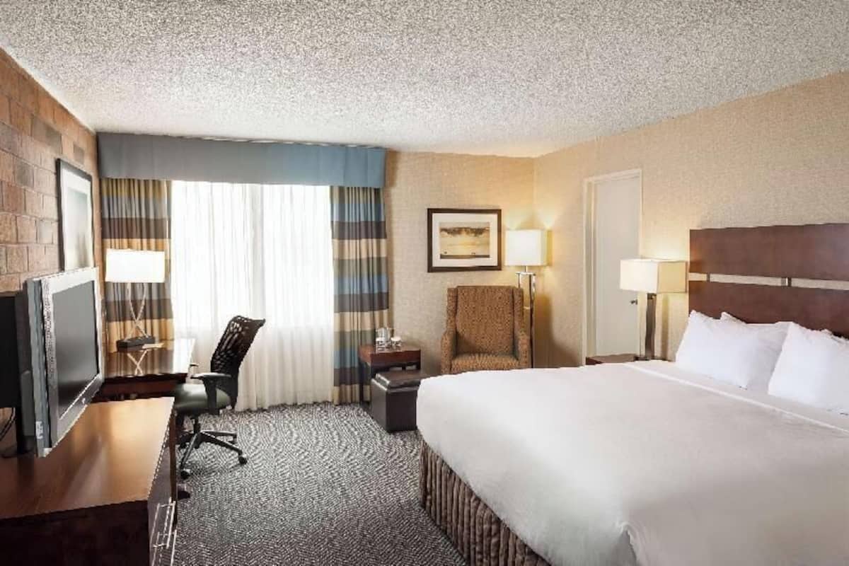 Egyptian cotton sheets, premium bedding, in-room safe, desk