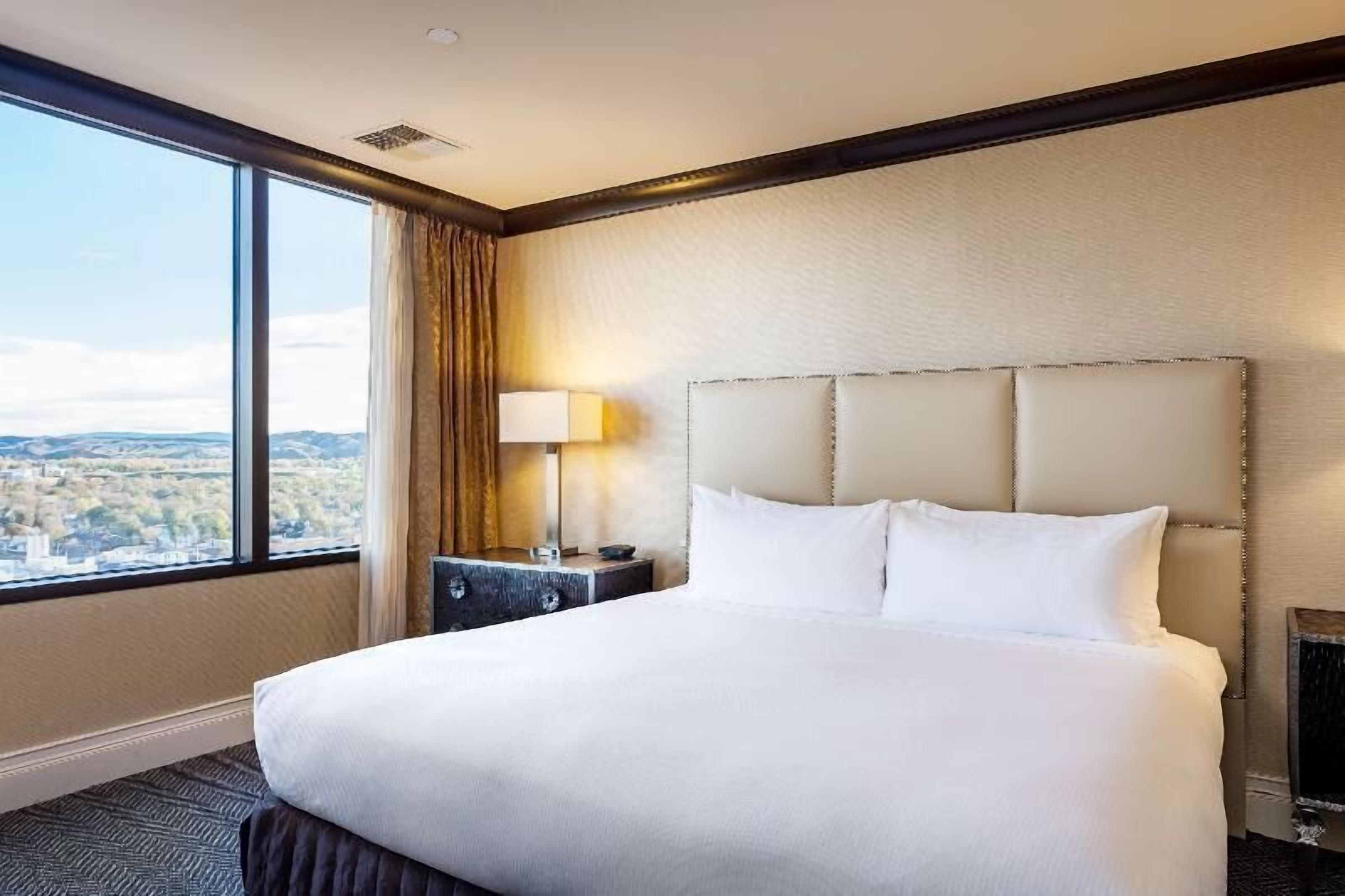 Egyptian cotton sheets, premium bedding, in-room safe, desk