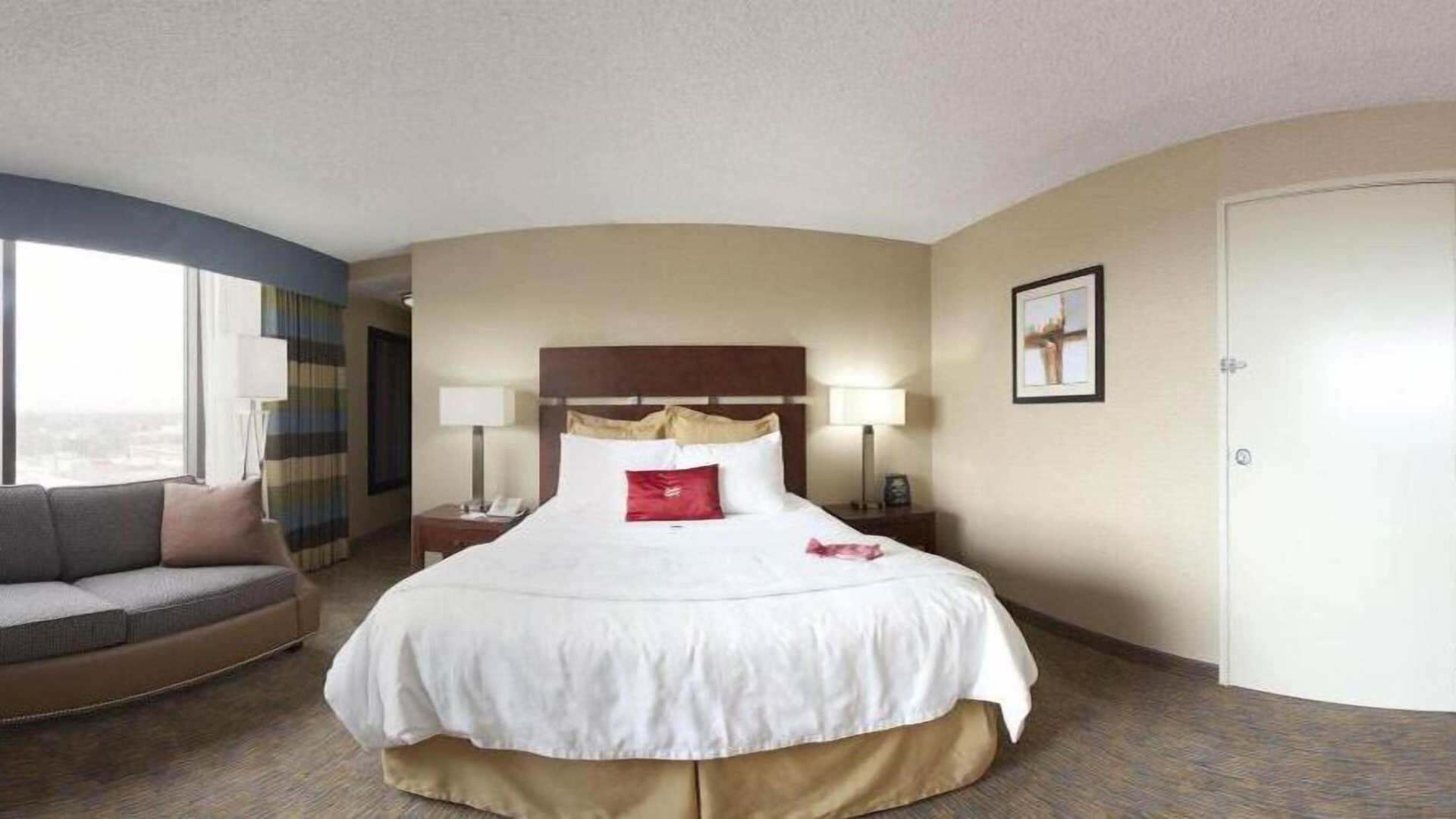 Egyptian cotton sheets, premium bedding, in-room safe, desk
