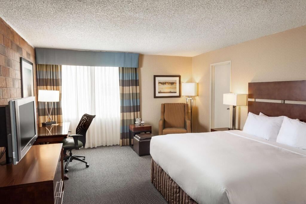 Egyptian cotton sheets, premium bedding, in-room safe, desk