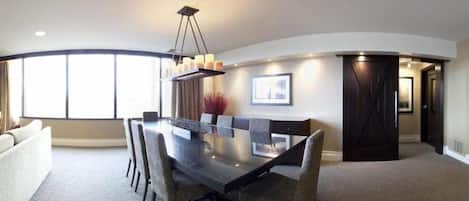 Se sirven desayunos, cenas y cocina americana