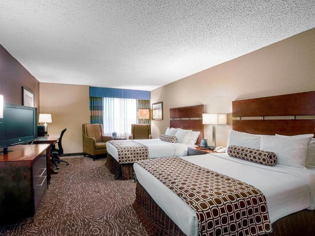 Egyptian cotton sheets, premium bedding, in-room safe, desk