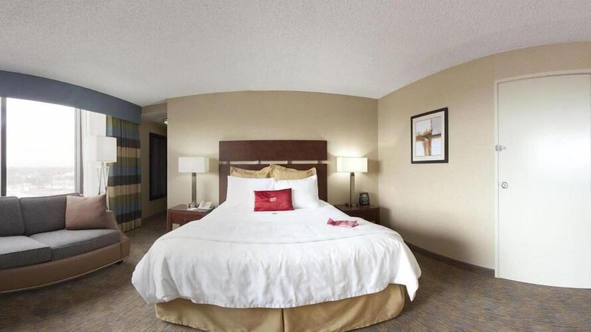 Egyptian cotton sheets, premium bedding, in-room safe, desk