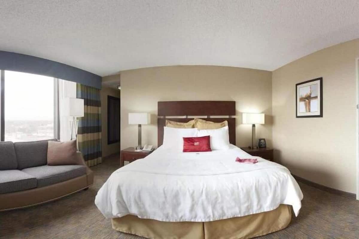 Egyptian cotton sheets, premium bedding, in-room safe, desk