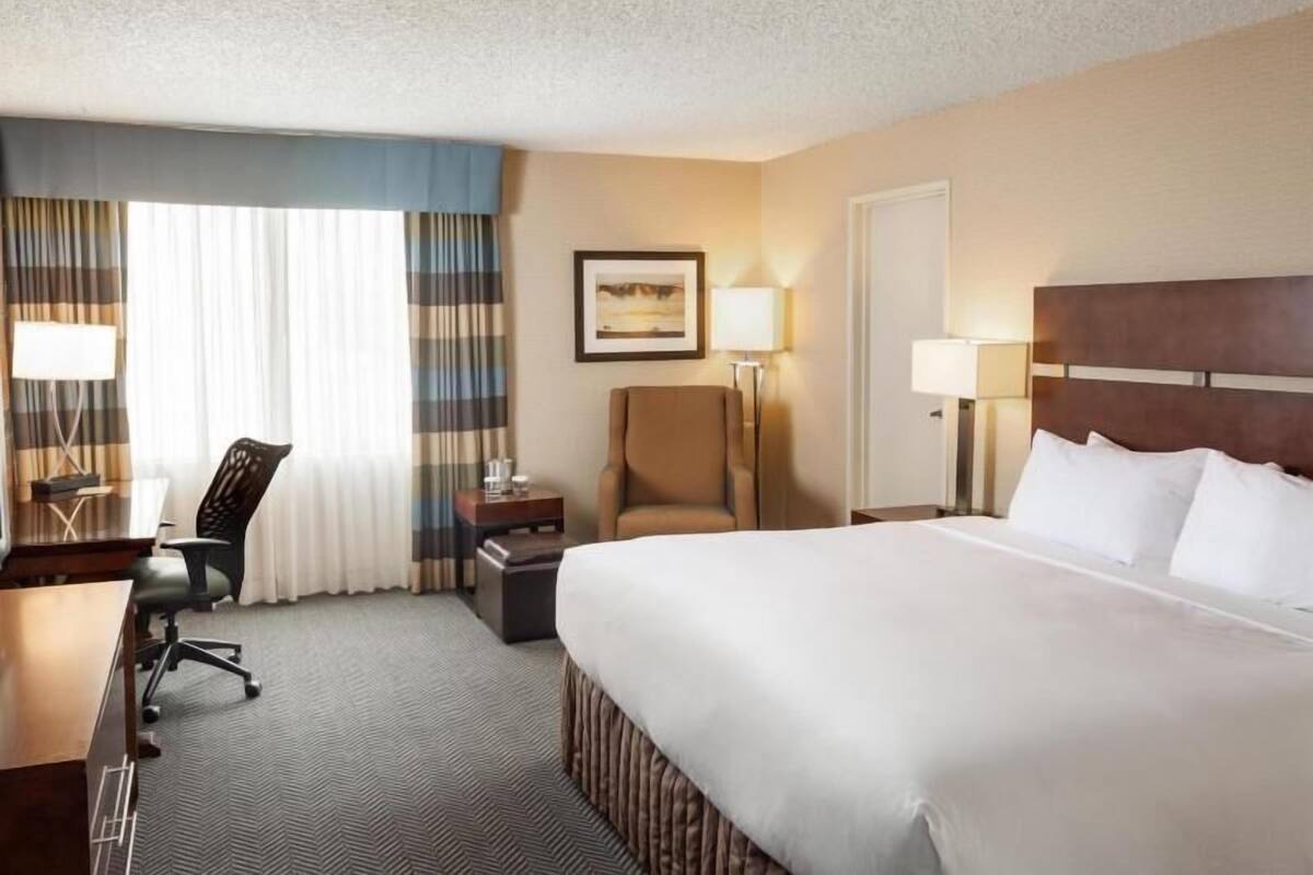 Egyptian cotton sheets, premium bedding, in-room safe, desk