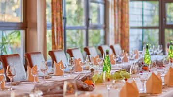 2 restaurants; ze serveren er ontbijt, lunch en diner