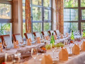 2 restaurants; ze serveren er ontbijt, lunch en diner 