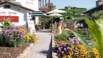 2 restaurants, breakfast, lunch, dinner served; international cuisine