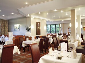 2 restaurantes; se sirven desayunos, almuerzos y cocina internacional 